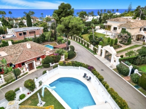 Inmaculada villa de cinco dormitorios, orientada al sur frente a la playa en la prestigiosa Los Monteros Playa