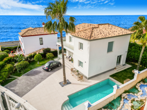 Hermoso chalet de cinco dormitorios con orientación sur situado cerca de la playa en El Faro, Mijas Costa