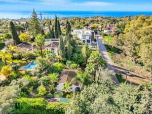 Maravillosa villa de dos dormitorios, orientada al suroeste, situada en la codiciada comunidad de La Carolina, en la prestigiosa Milla de Oro de Marbella